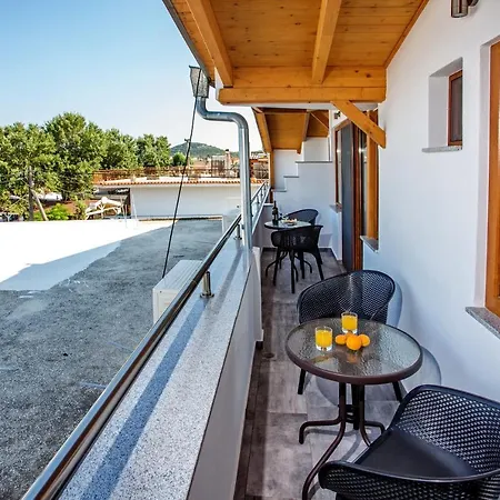 The Blue Néa Péramos